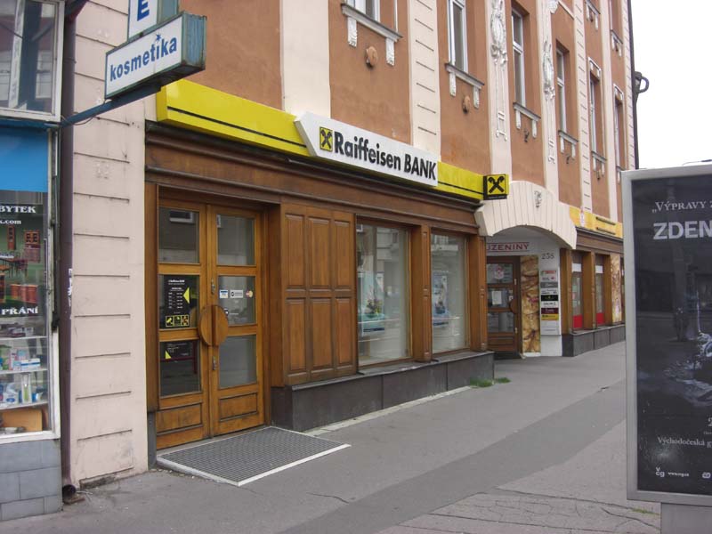 Из банков, которые знакомы в России, встречается «RaifaisenBank»