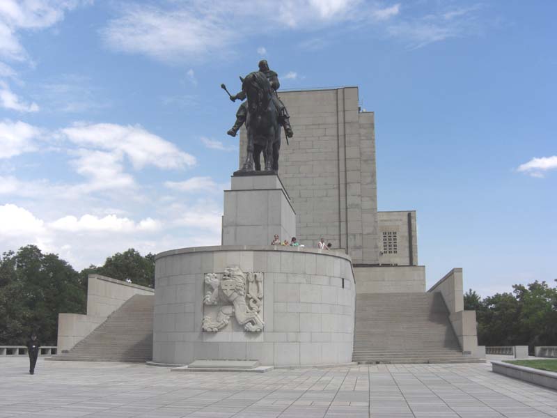 Памятник Яну Жижке. Перед ним могила неизвестного солдата