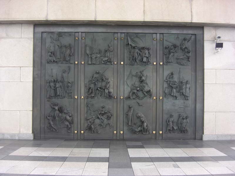 Барельефы на дверях Национального памятника