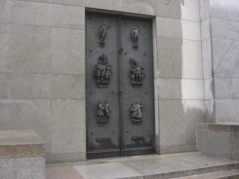 Барельефы на дверях Национального памятника